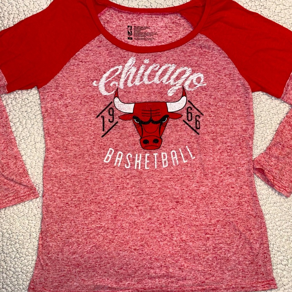 Nice woman’s Chicago Bulls XL shirt 🏀